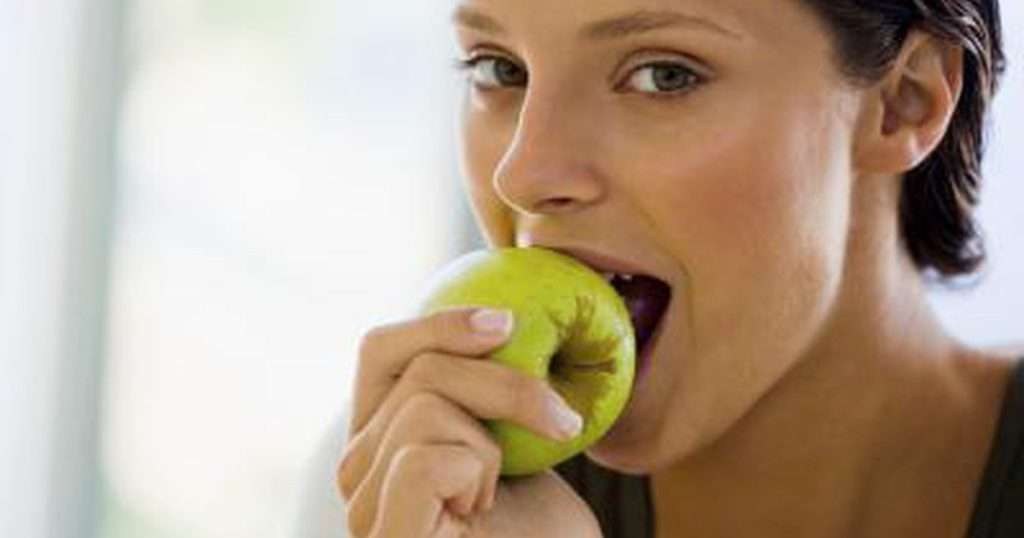 زنی که میوه میخورد .