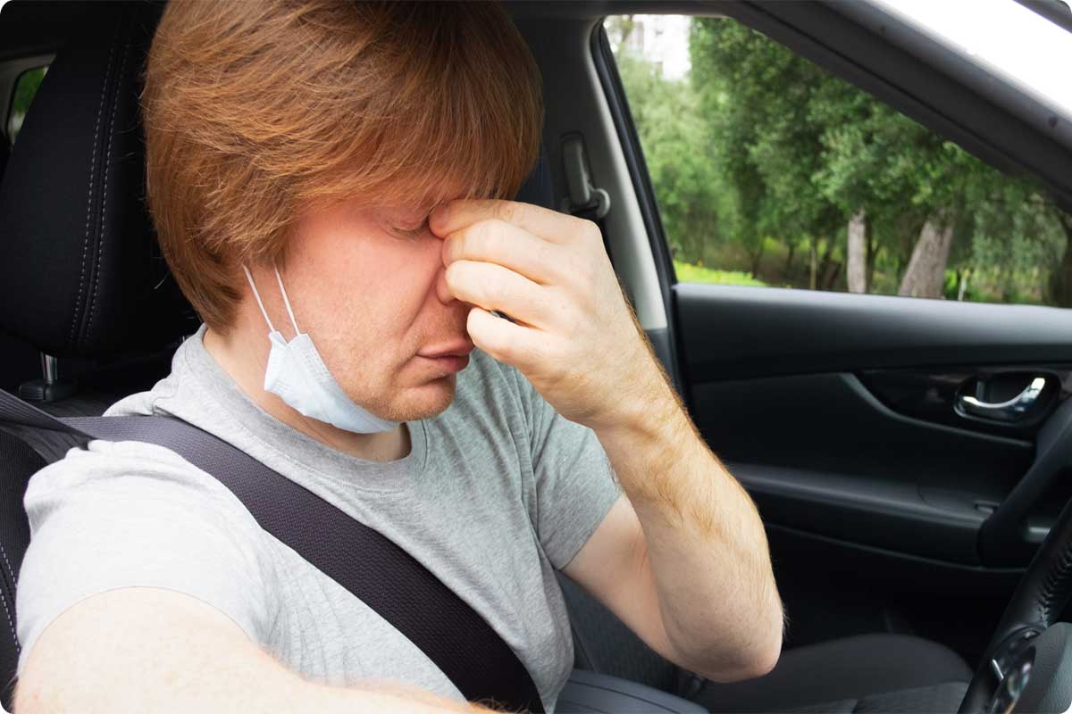 مردی که دچار حمله پانیک شده است مرد در حال رانندگی که دچار حمله پانیک شده است