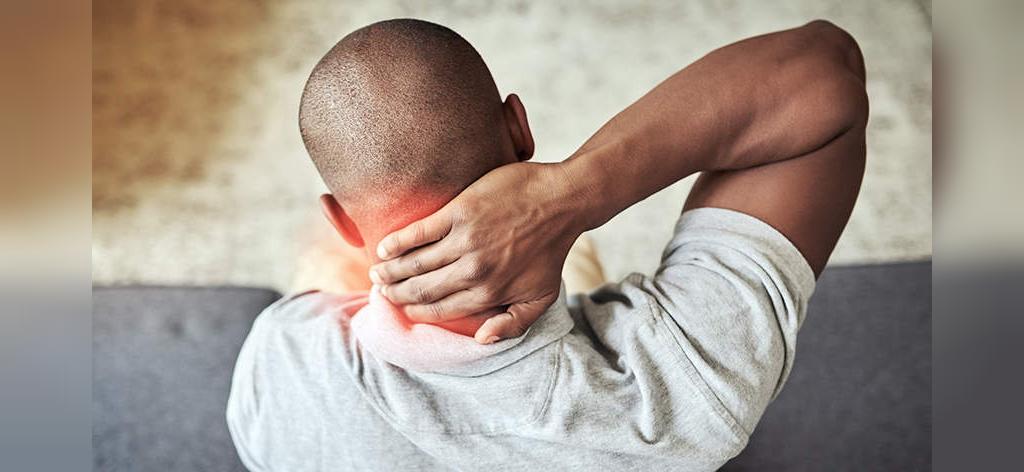 اقایی که دچار ارتروز گردن است