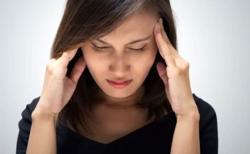 خانمی که سردرد دارد