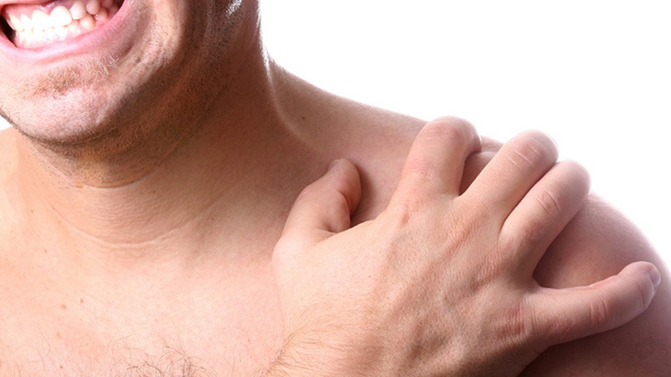 اقایی که از درد شانه رنج می برد