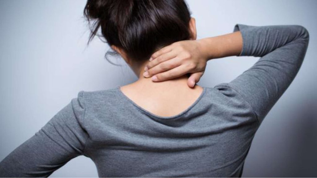 خانم جوانی که دچار گردن درد است وارتروز گردن گرفته است