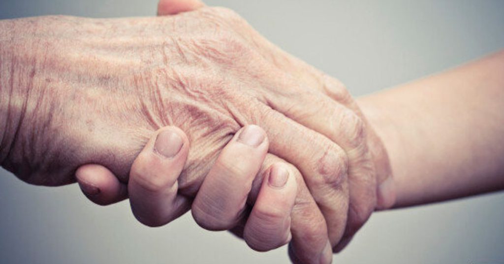 دست بیماری که پارکینسون دارد