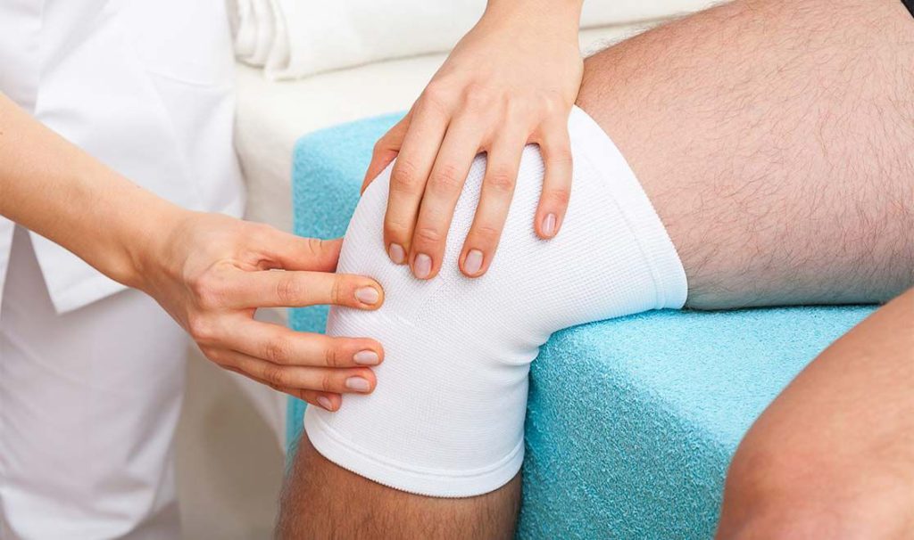 عمل پارگی رباط صلیب زانو چطور است زانوی بیماری که عمل کرده است وتوسط پزشک در حال معاینه است