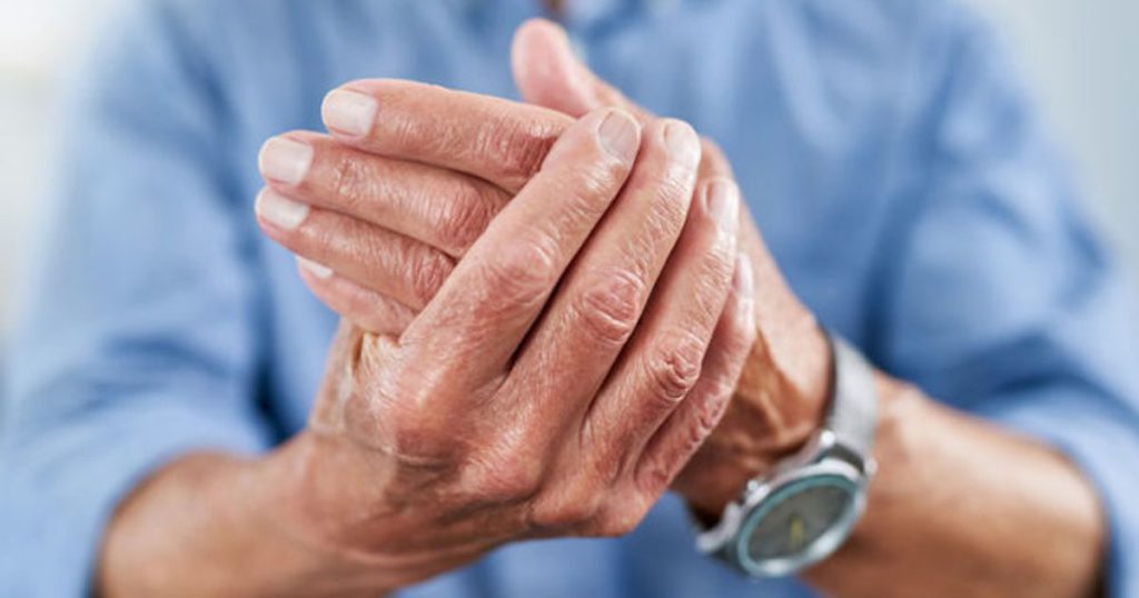 اقایی که دچار لرزش دست پارکینسون است