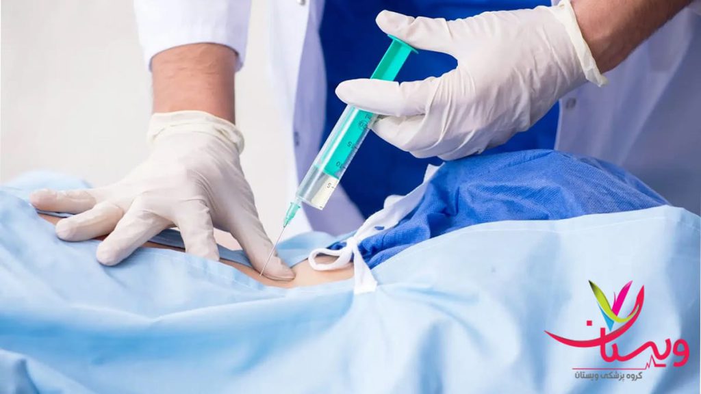 پزشک در حال انجام اوزون تراپی دیسک کمر برای فرد بیمار است .