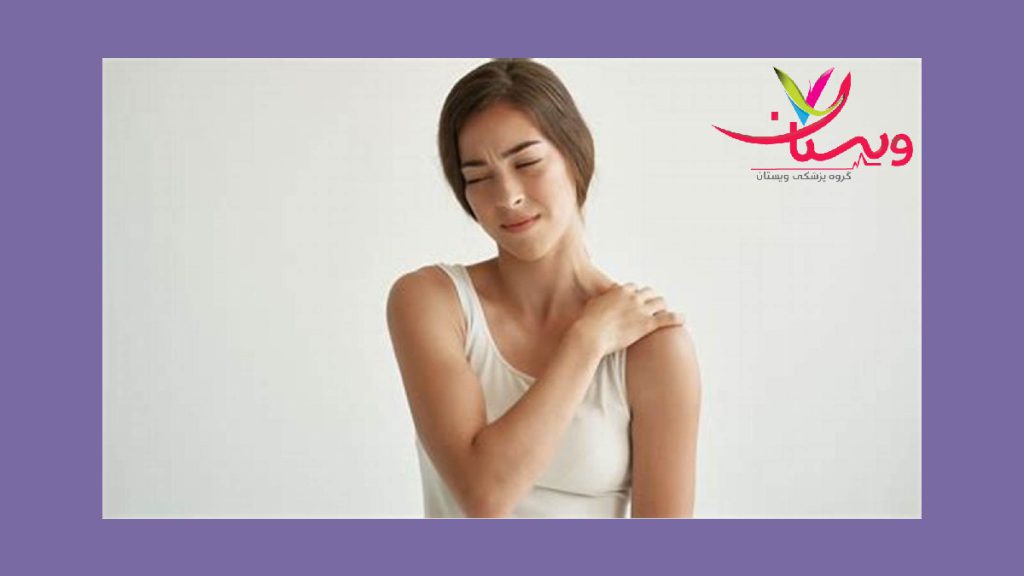 ترکیب روش های درمانی خانمی که از شدت درد شانه دستش را گذاشته روی محل درد