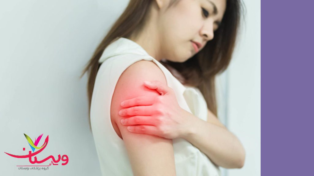 تکنیک کاهش درد والتهاب خانمی که دچار درد شانه است ودستش را روی شانه گذاشته