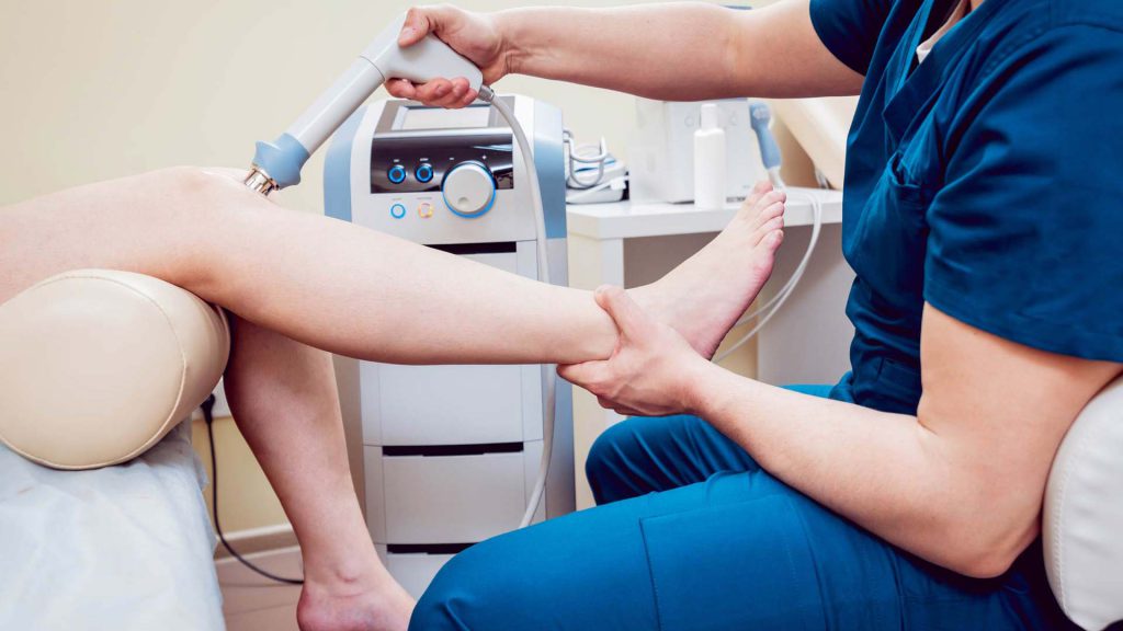 متخصص پی آر پی در حال تزریق پی آر پی برای درمان مینیسک زانو