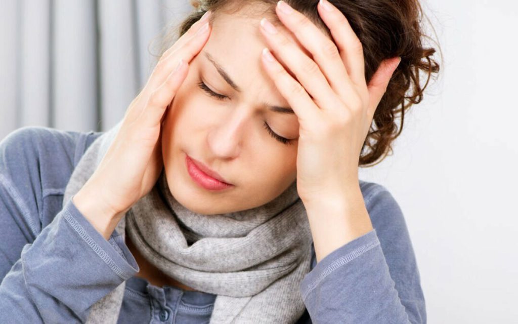 خانمی که دچار سردرد شدید شده است